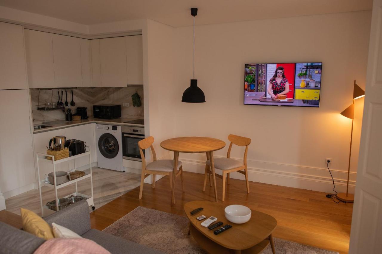 Spacious Studio W/ Balcony & Ac By Lovelystay Porto Luaran gambar