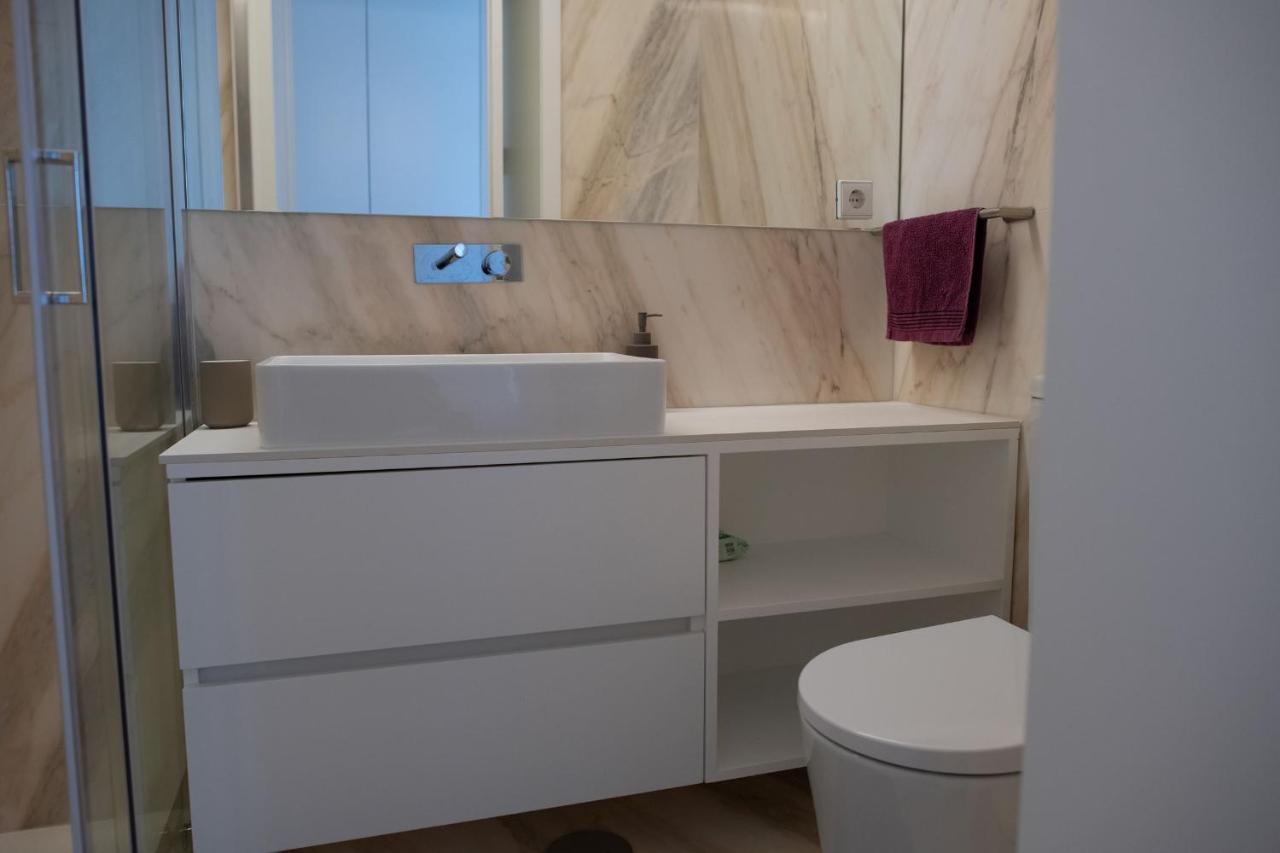 Spacious Studio W/ Balcony & Ac By Lovelystay Porto Luaran gambar