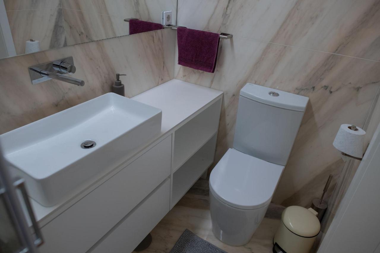 Spacious Studio W/ Balcony & Ac By Lovelystay Porto Luaran gambar