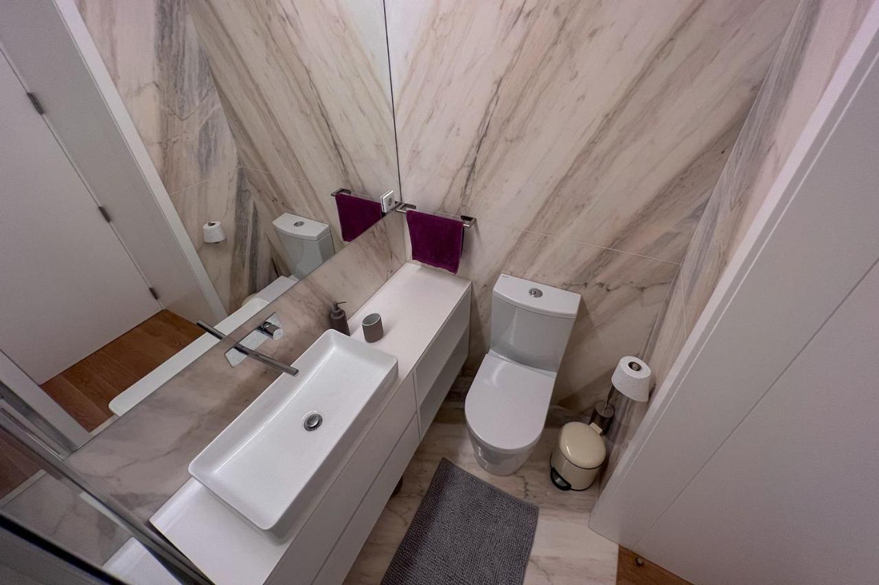 Spacious Studio W/ Balcony & Ac By Lovelystay Porto Luaran gambar