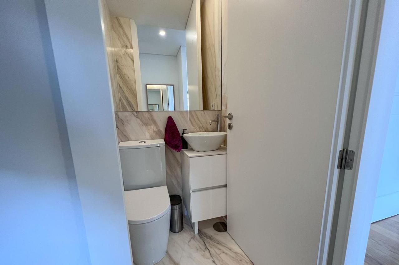 Spacious Studio W/ Balcony & Ac By Lovelystay Porto Luaran gambar