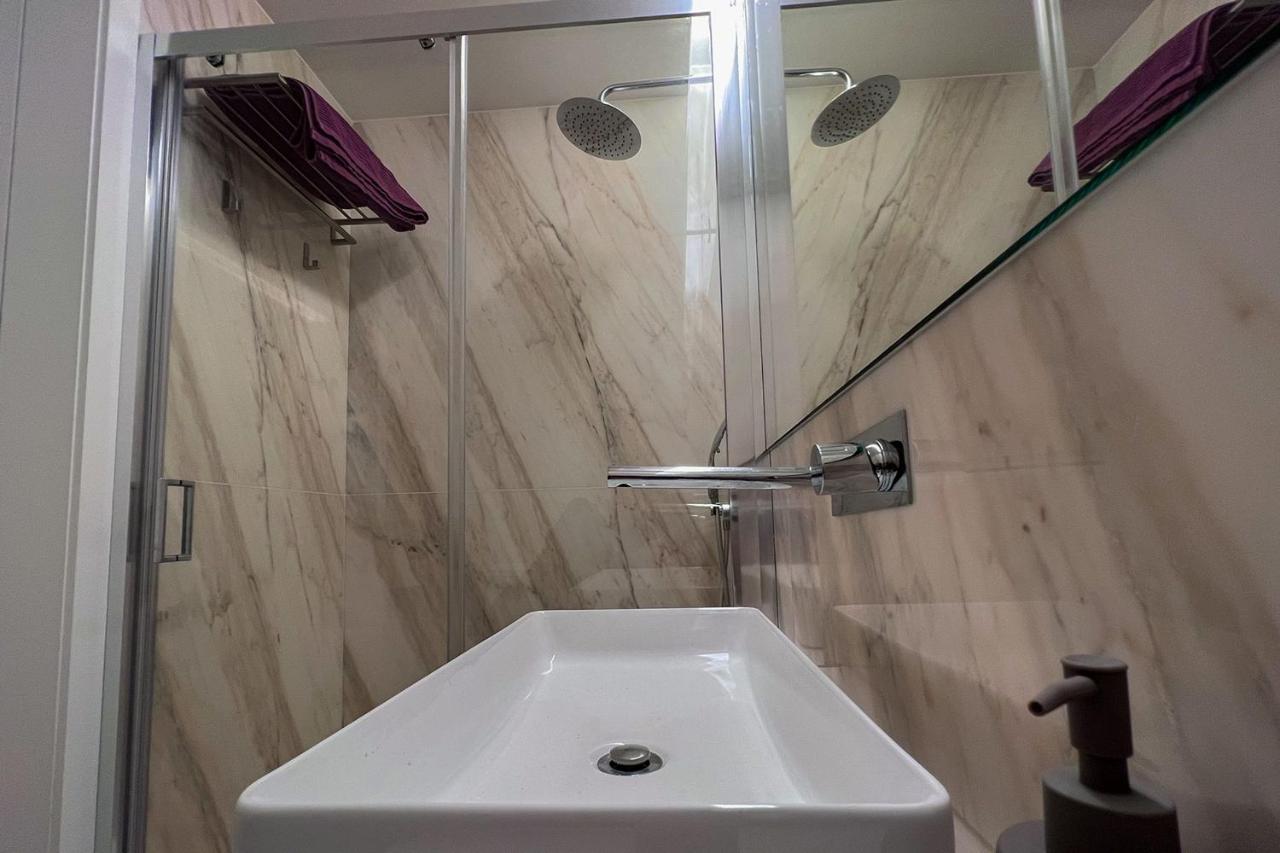 Spacious Studio W/ Balcony & Ac By Lovelystay Porto Luaran gambar